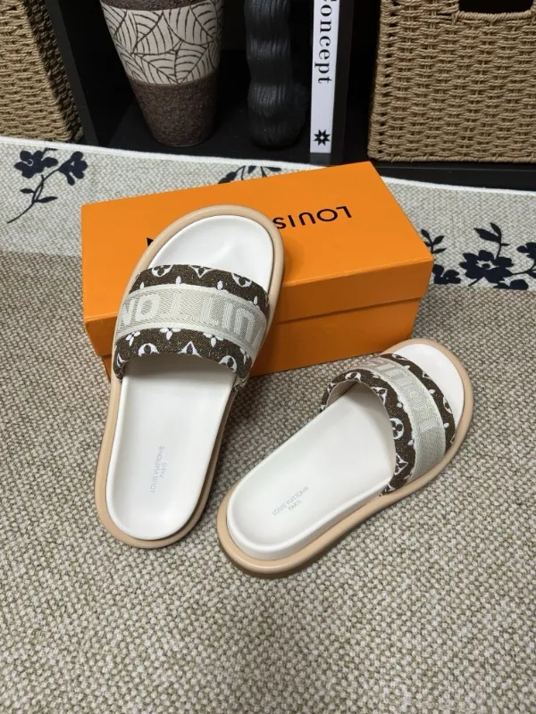 P320💰[New model] Long-term availability, 2025 new model, couple model [LOUlS VUlTTON] comes with drawer box, bag, card, invoice "Louis Vuitton ~ unique modern sandals. 》LV counter purchasing 🏃Men's and women's casual slippers, sold at the same time at the counter, the original old flower material upper is soft and comfortable, (refuses to discolor and rub the feet) sole: original factory special combination original sole, code number: 35--46 4 multiple colors 🉑️ to choose from